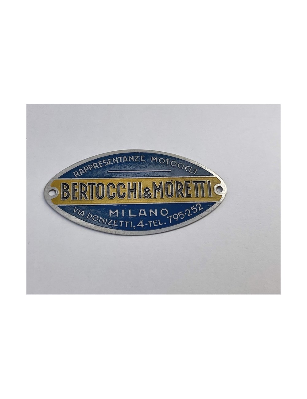 Targhetta concessionario Bertocchi & Moretti. Dimensioni: 6,5 cm x 3 cm