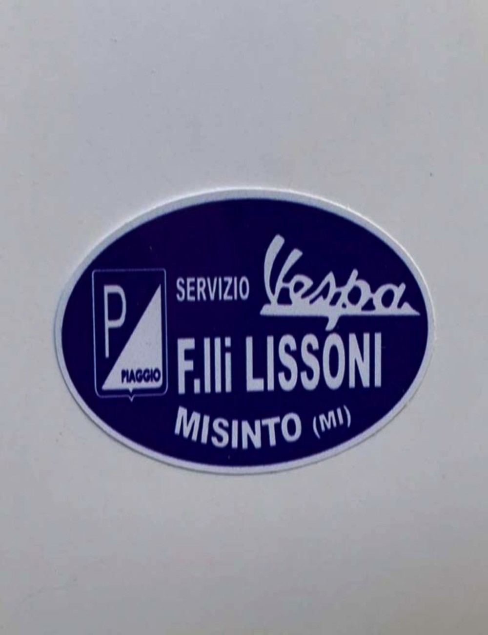 Adesivo concessionario F.lli Lissioni. Dimensioni: 6,4 cm x 3,9 cm