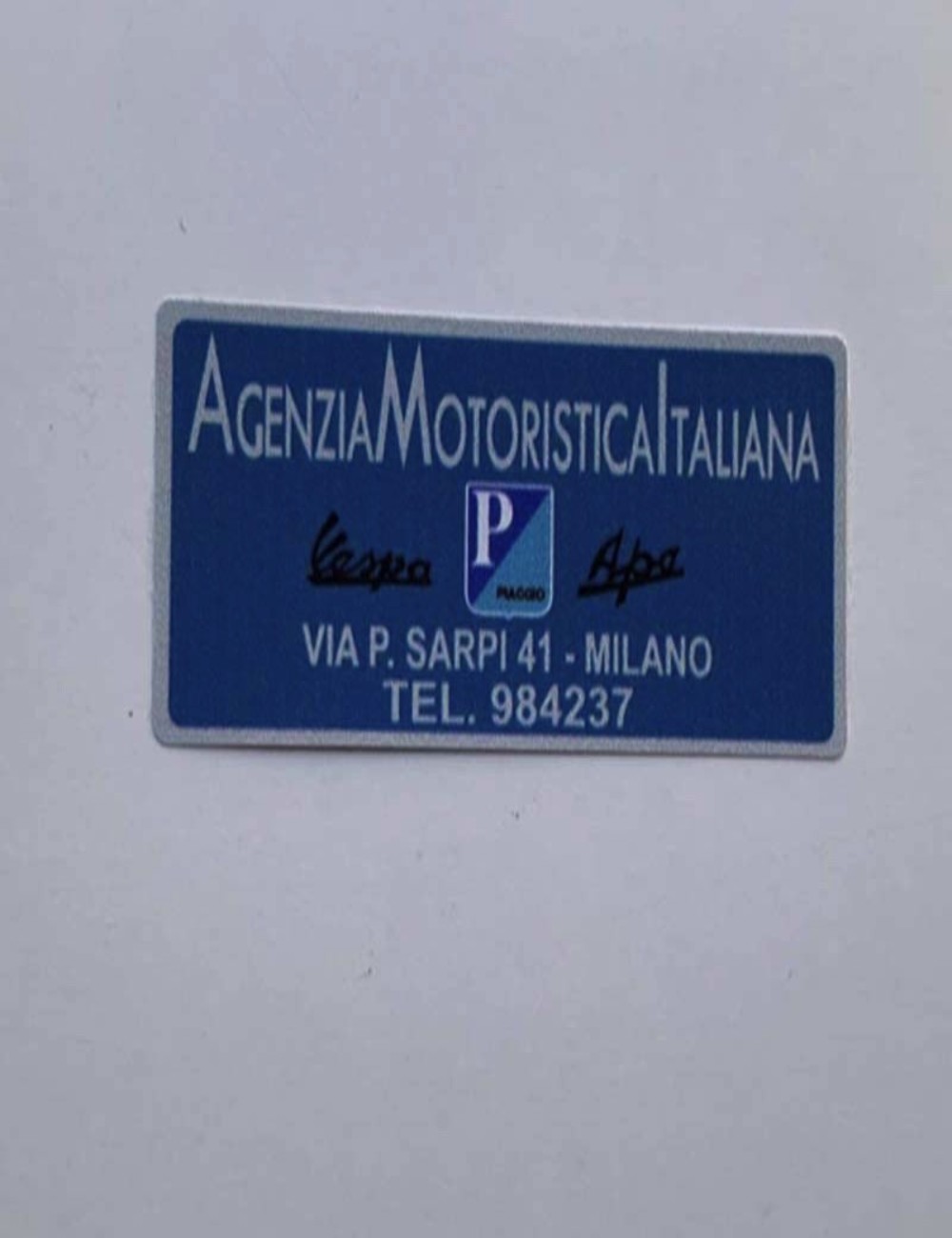Adesivo Agenzia Motoristica Italiana. Dimensioni: 5 cm x 2,5 cm