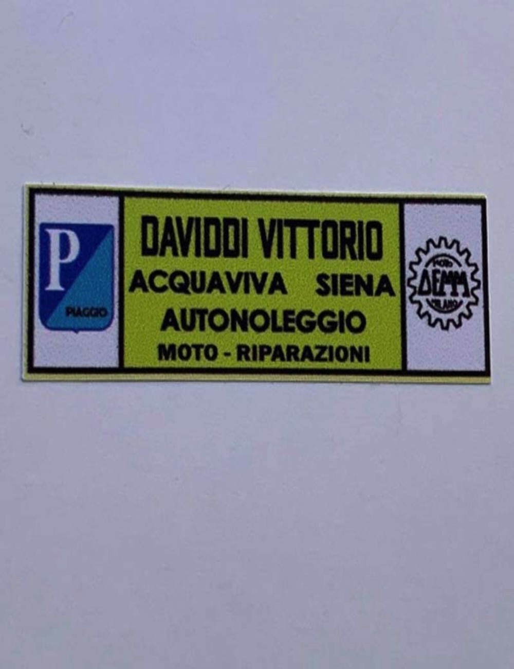 Adesivo concessionario Daviddi Vittorio. Dimensioni: 5,3 cm x 5 cm.