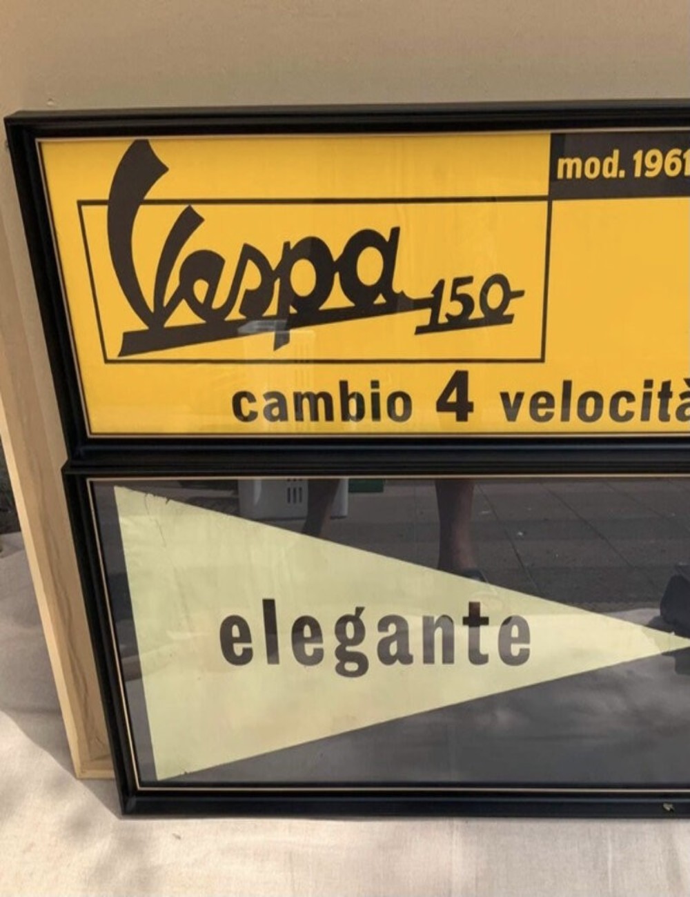 Coppia di quadri Vespa pubblicitari. Dimensioni 38 cm x 75 cm