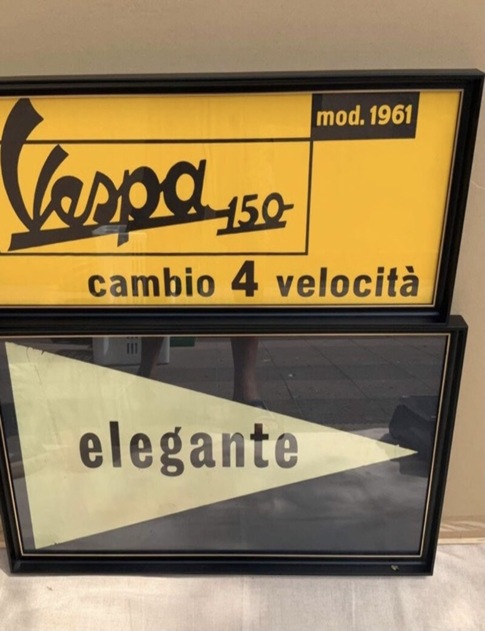 Coppia di quadri Vespa pubblicitari. Dimensioni 38 cm x 75 cm