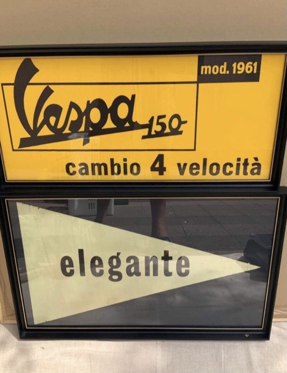 Coppia di quadri Vespa pubblicitari. Dimensioni 38 cm x 75 cm