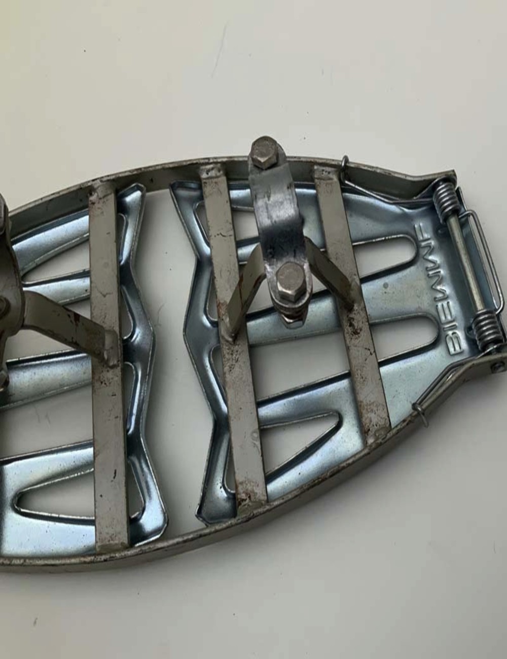 Accessorio portagiornale per Vespa e Lambretta