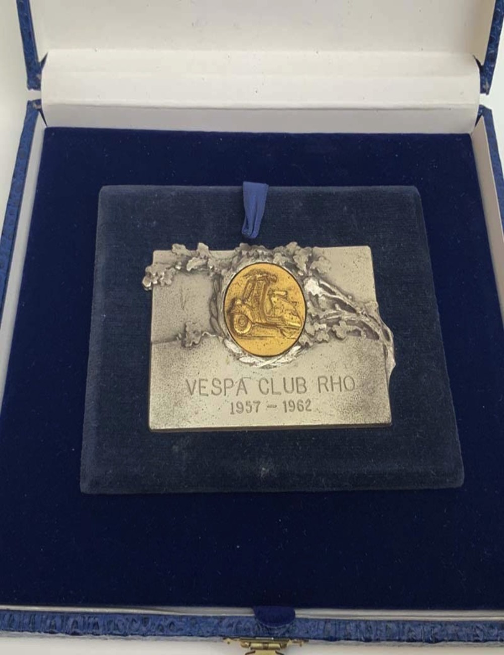 Placca Vespa Club Rho 1957-1962. Dimensioni 8 cm x 5 cm