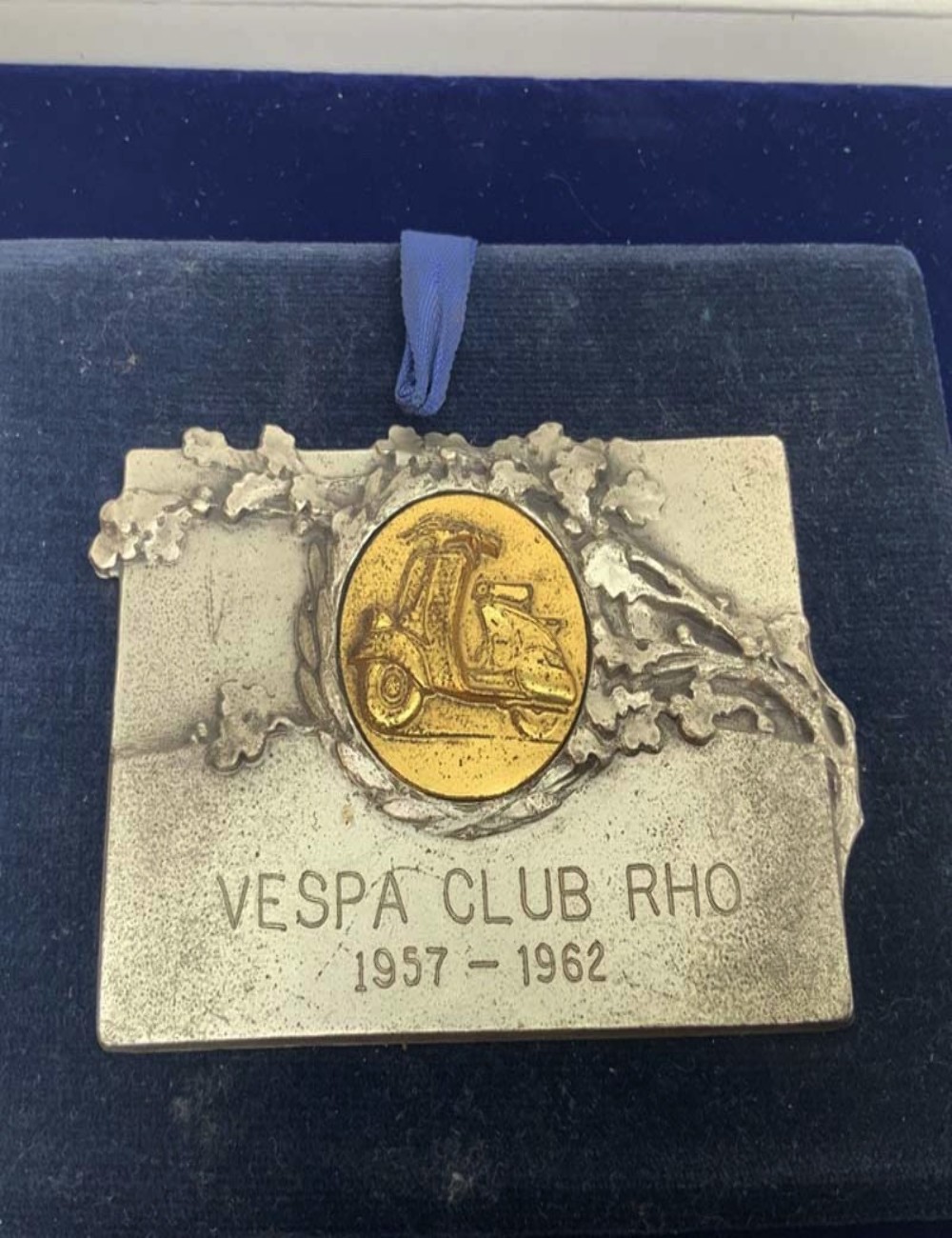 Placca Vespa Club Rho 1957-1962. Dimensioni 8 cm x 5 cm