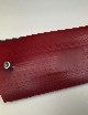 Fregio cofano lato motore. Colori : rosso, grigio.