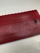 Fregio cofano lato motore. Colori : rosso, grigio.