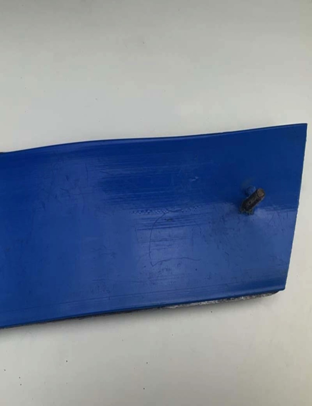 Fregio cofano lato motore. Colori : blu, grigio.
