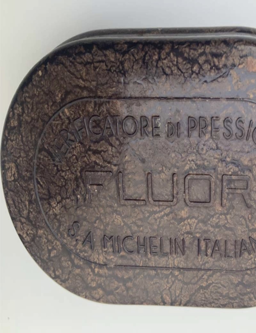 Misuratore pressione pneumatici Michelin. Dimensioni 7 cm x 5 cm