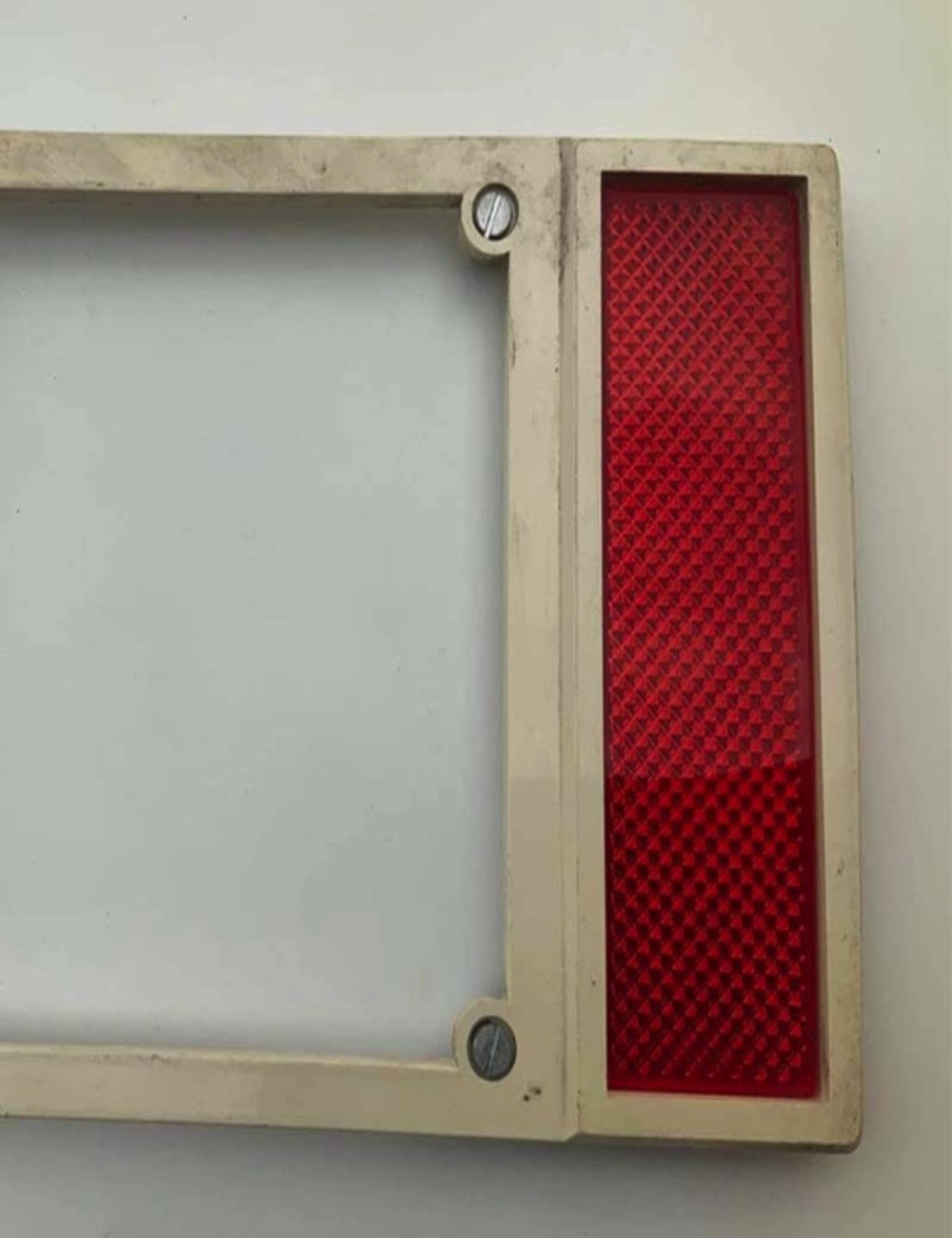 Cornice targa con catarifrangente