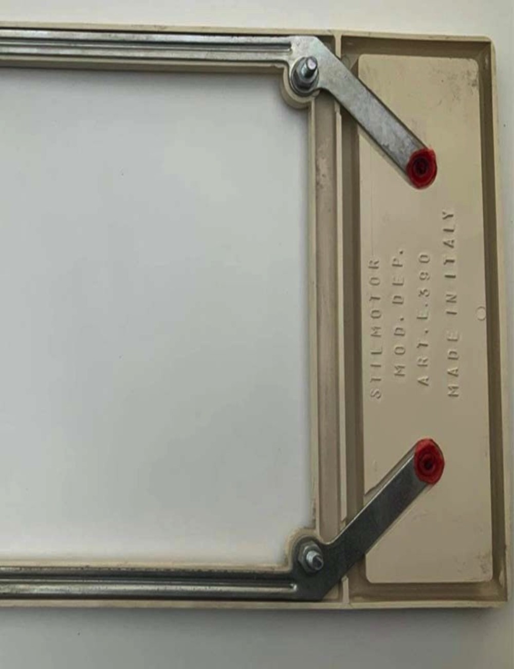 Cornice targa con catarifrangente
