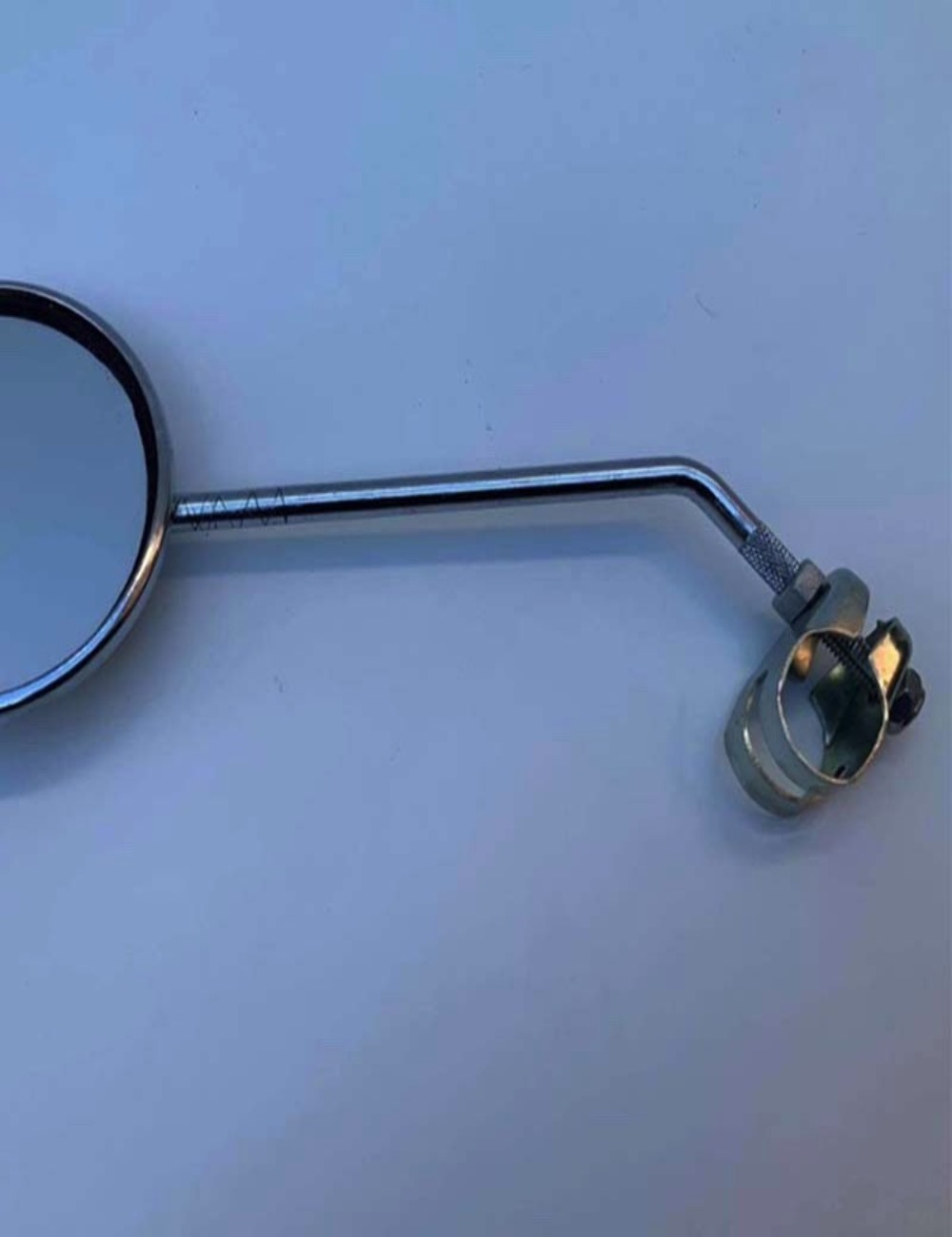 Specchietto retrovisore per manubrio