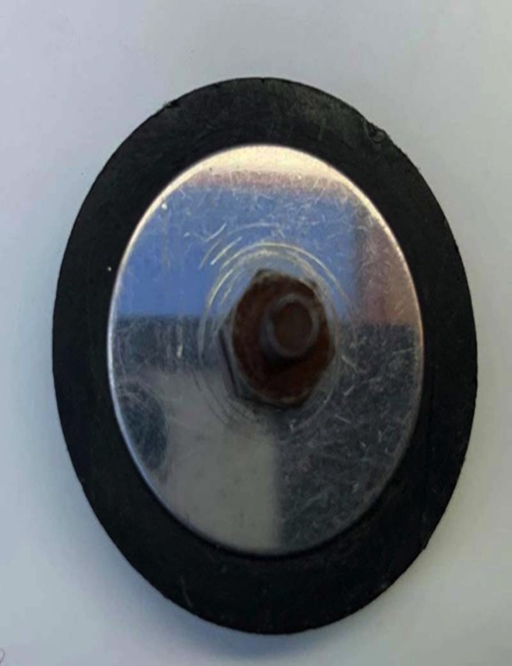Borchia copriforo con viti. Diametro 2,5 cm