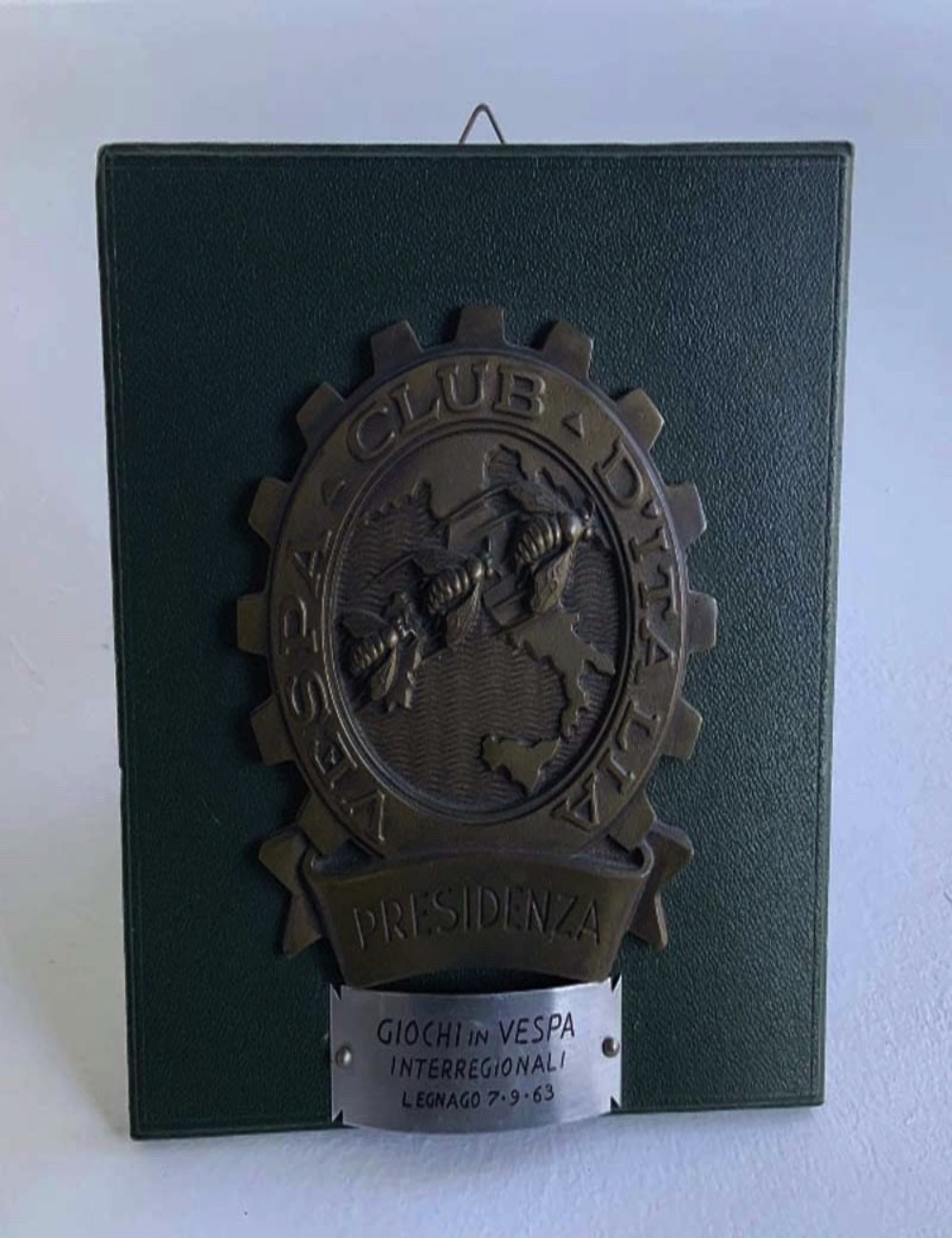 Vespa club Italia trophy plaque. Size: 23cm x 24cm