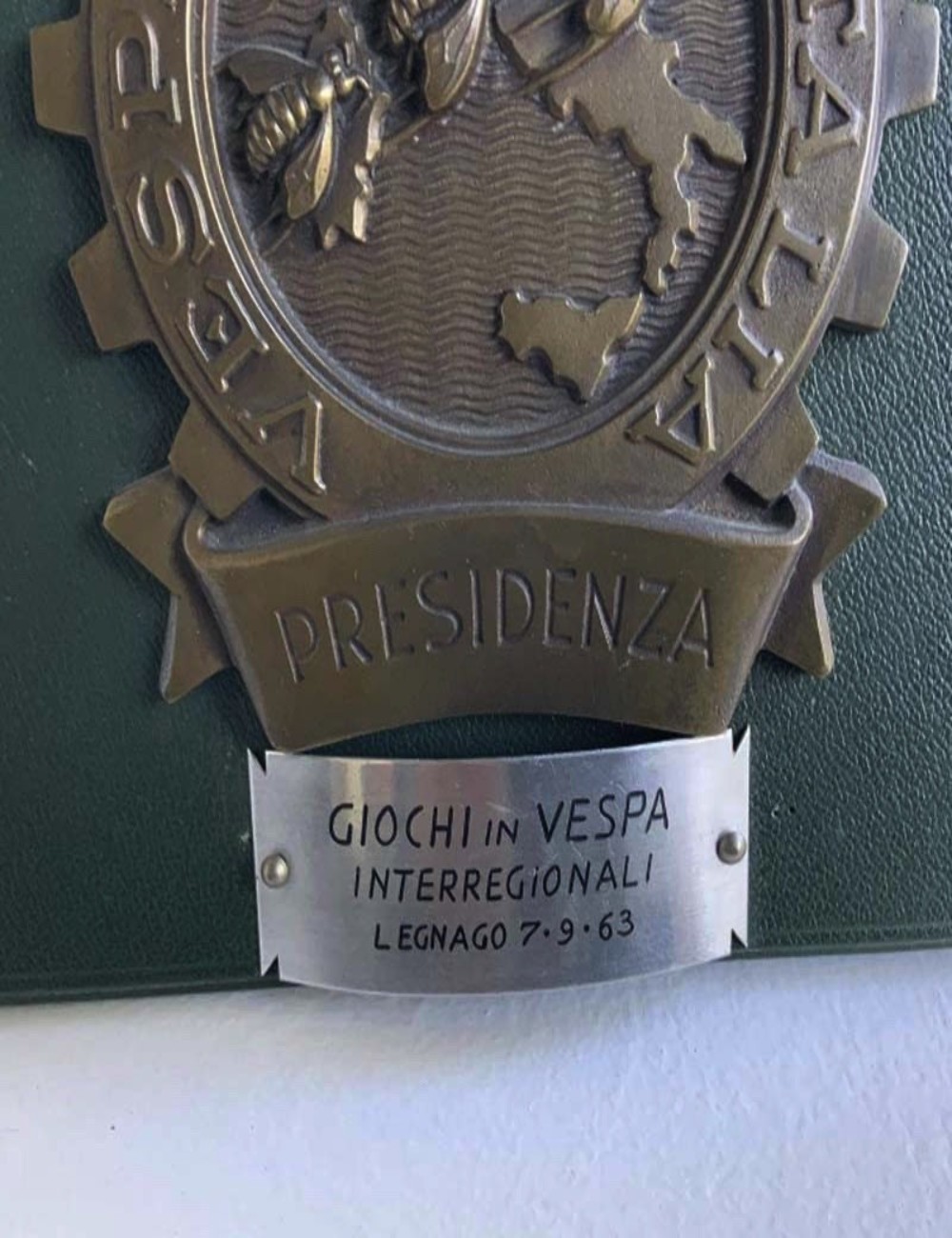 Placca trofeo Vespa club Italia. Dimensioni : 23 cm x 24 cm