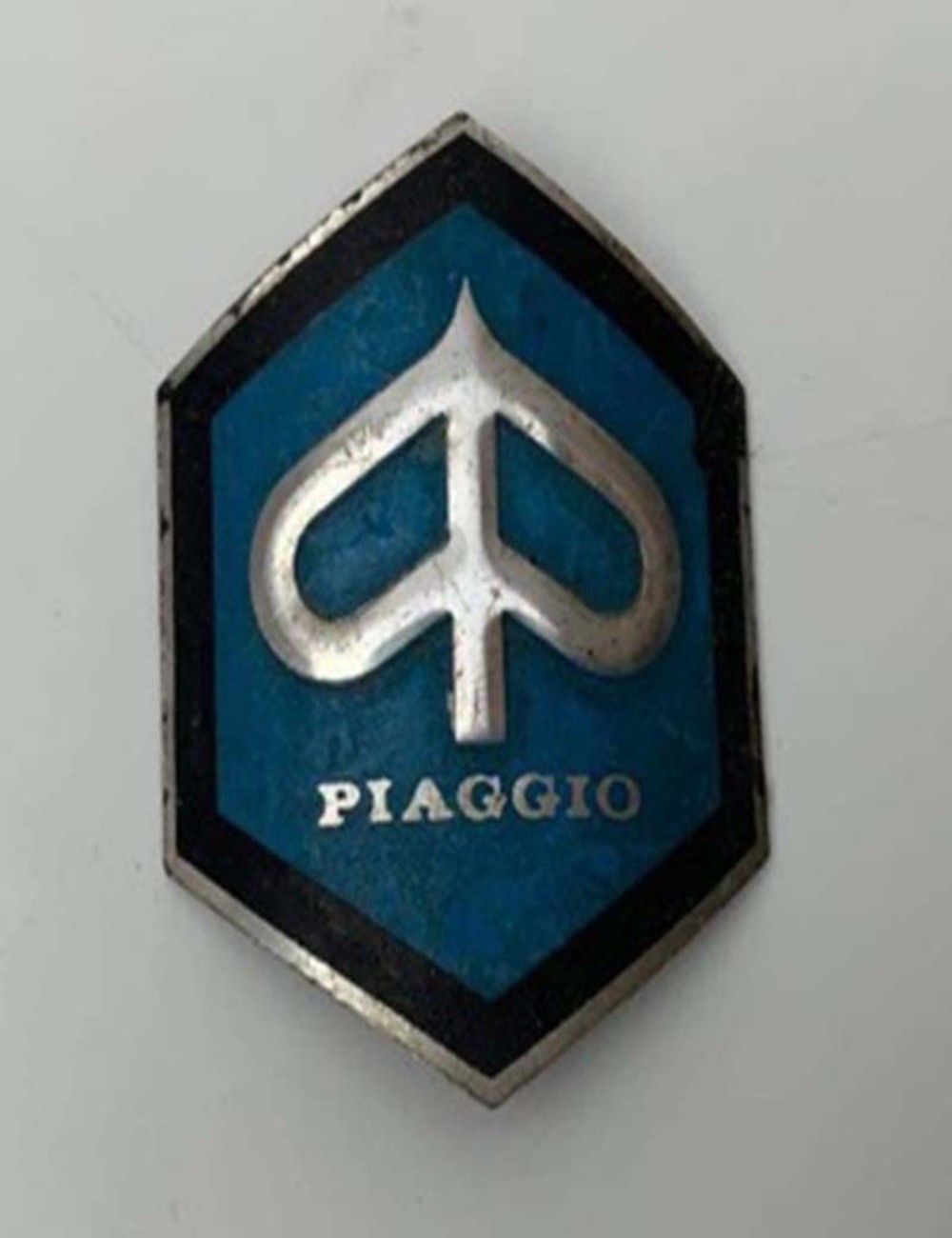 Stemma Piaggio in alluminio. 2,5 cm