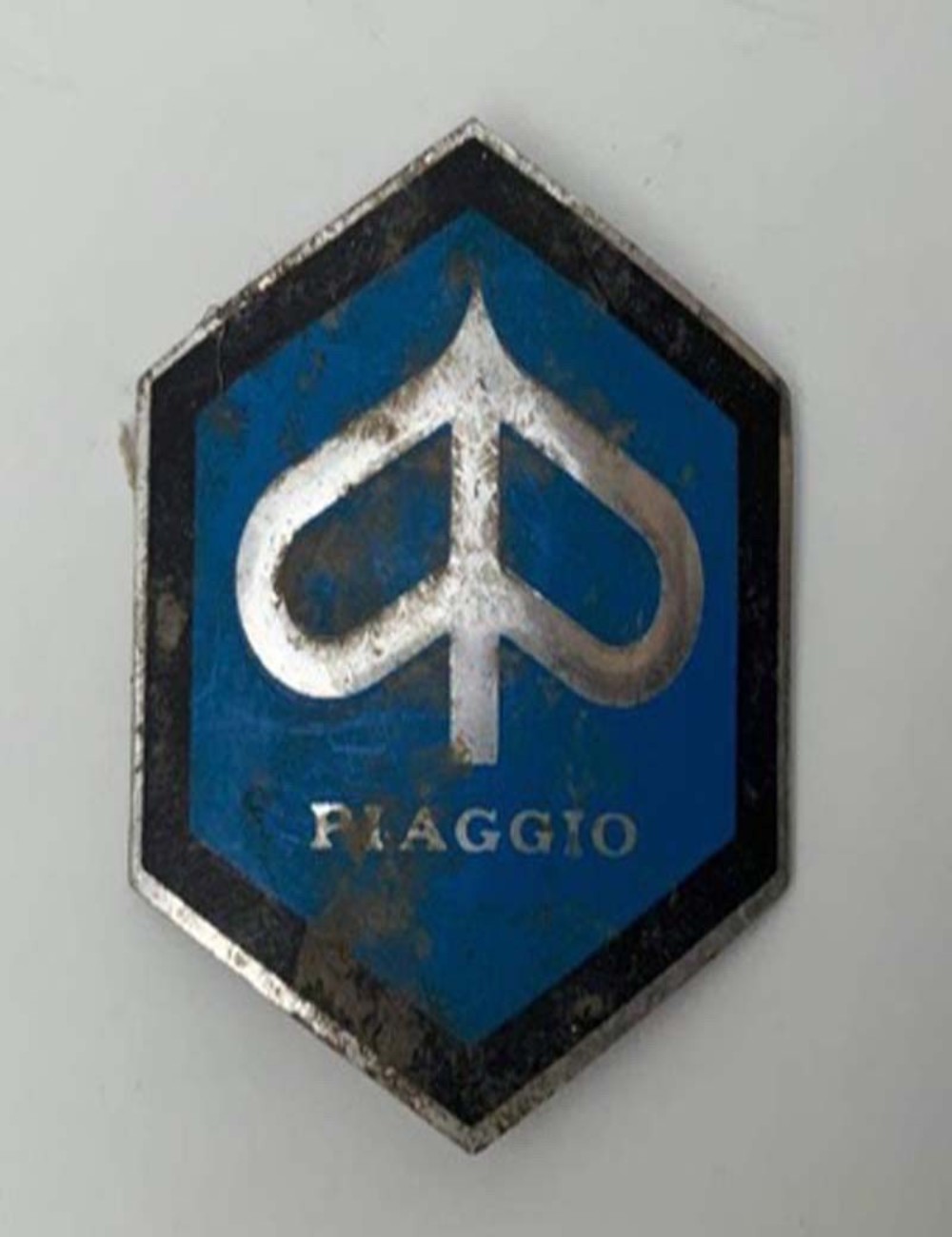 Stemma Piaggio in alluminio. 2,5 cm