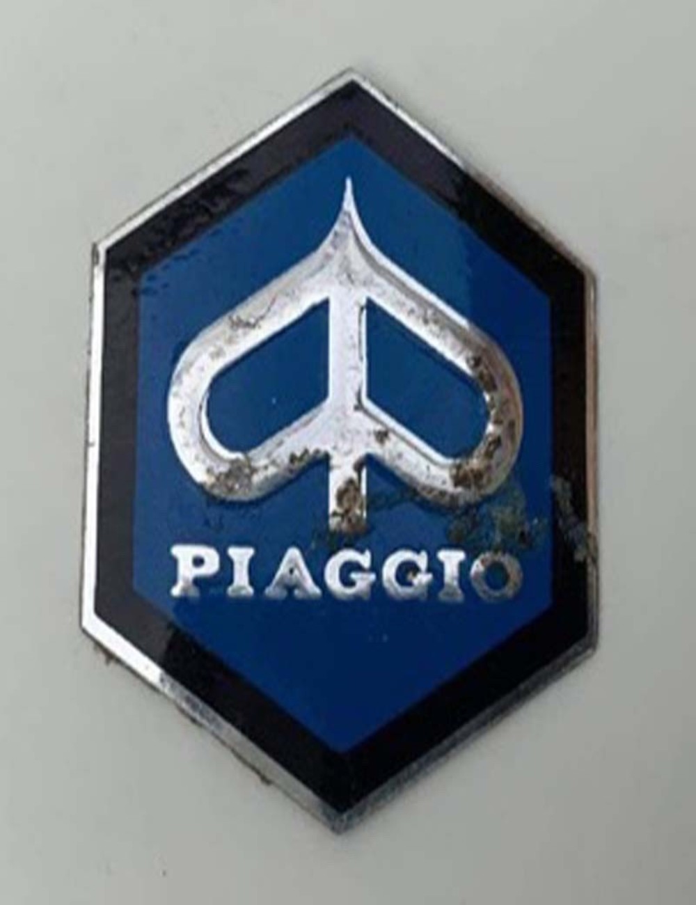 Stemma Piaggio in alluminio. 2,5 cm